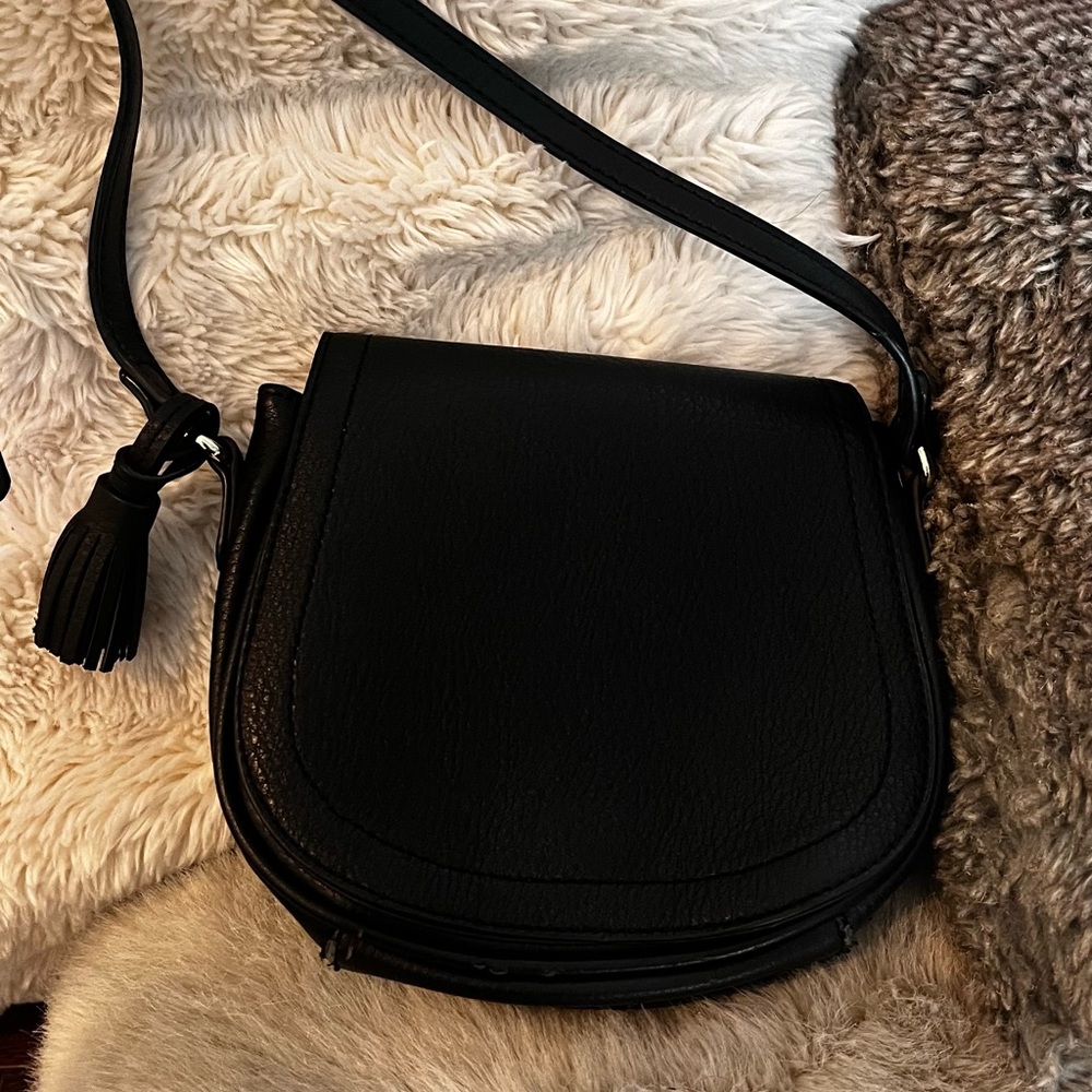 CUTE Black Old Navy crossbody purse with tassel